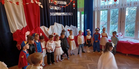 Powiększ grafikę: wystep-dzieci-z-grupy-elfow-dla-rodzicow-z-okazji-swieta-11-listopada-653068.jpg