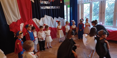 Powiększ grafikę: wystep-dzieci-z-grupy-elfow-dla-rodzicow-z-okazji-swieta-11-listopada-653069.jpg