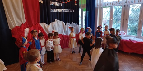 Powiększ grafikę: wystep-dzieci-z-grupy-elfow-dla-rodzicow-z-okazji-swieta-11-listopada-653070.jpg