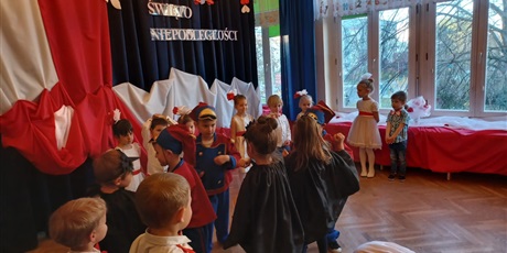 Powiększ grafikę: wystep-dzieci-z-grupy-elfow-dla-rodzicow-z-okazji-swieta-11-listopada-653071.jpg