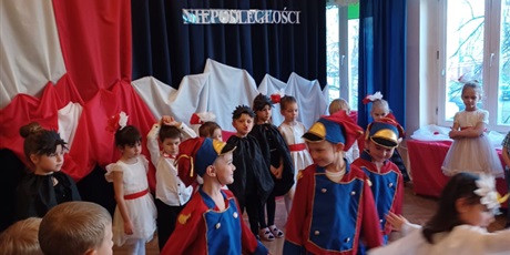 Powiększ grafikę: wystep-dzieci-z-grupy-elfow-dla-rodzicow-z-okazji-swieta-11-listopada-653072.jpg