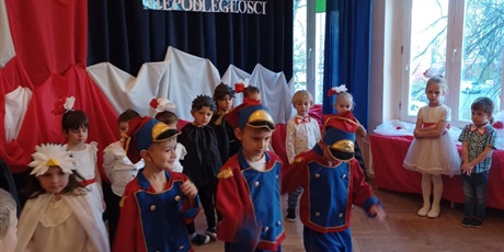 Powiększ grafikę: wystep-dzieci-z-grupy-elfow-dla-rodzicow-z-okazji-swieta-11-listopada-653073.jpg