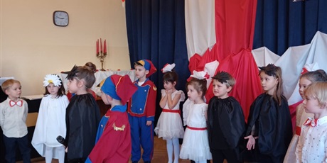 Powiększ grafikę: wystep-dzieci-z-grupy-elfow-dla-rodzicow-z-okazji-swieta-11-listopada-653074.jpg