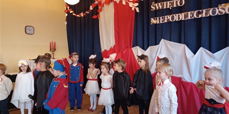 Powiększ grafikę: wystep-dzieci-z-grupy-elfow-dla-rodzicow-z-okazji-swieta-11-listopada-653075.jpg