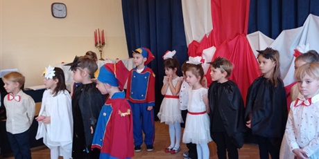 Powiększ grafikę: wystep-dzieci-z-grupy-elfow-dla-rodzicow-z-okazji-swieta-11-listopada-653076.jpg