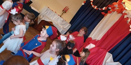 Powiększ grafikę: wystep-dzieci-z-grupy-elfow-dla-rodzicow-z-okazji-swieta-11-listopada-653077.jpg