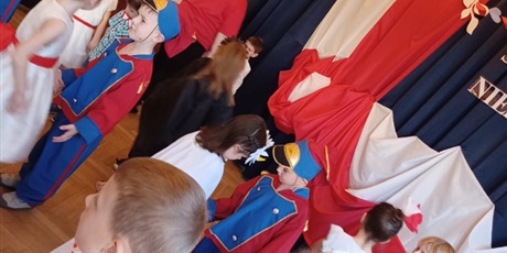 Powiększ grafikę: wystep-dzieci-z-grupy-elfow-dla-rodzicow-z-okazji-swieta-11-listopada-653078.jpg