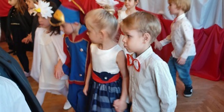 Powiększ grafikę: wystep-dzieci-z-grupy-elfow-dla-rodzicow-z-okazji-swieta-11-listopada-653079.jpg