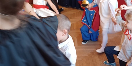 Powiększ grafikę: wystep-dzieci-z-grupy-elfow-dla-rodzicow-z-okazji-swieta-11-listopada-653080.jpg