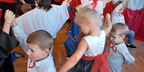 Powiększ grafikę: wystep-dzieci-z-grupy-elfow-dla-rodzicow-z-okazji-swieta-11-listopada-653081.jpg