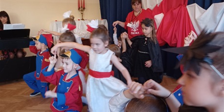 Powiększ grafikę: wystep-dzieci-z-grupy-elfow-dla-rodzicow-z-okazji-swieta-11-listopada-653082.jpg
