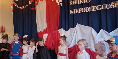 Powiększ grafikę: wystep-dzieci-z-grupy-elfow-dla-rodzicow-z-okazji-swieta-11-listopada-653083.jpg