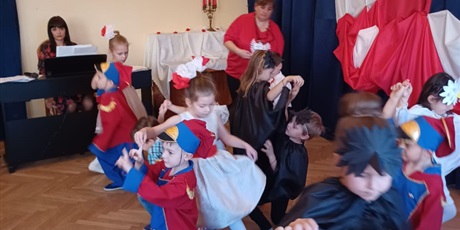 Powiększ grafikę: wystep-dzieci-z-grupy-elfow-dla-rodzicow-z-okazji-swieta-11-listopada-653084.jpg