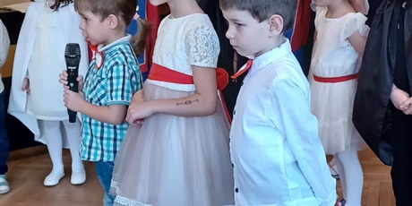 Powiększ grafikę: wystep-dzieci-z-grupy-elfow-dla-rodzicow-z-okazji-swieta-11-listopada-653085.jpg