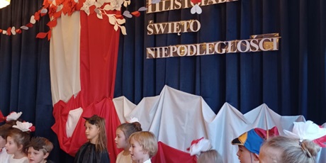 Powiększ grafikę: wystep-dzieci-z-grupy-elfow-dla-rodzicow-z-okazji-swieta-11-listopada-653087.jpg