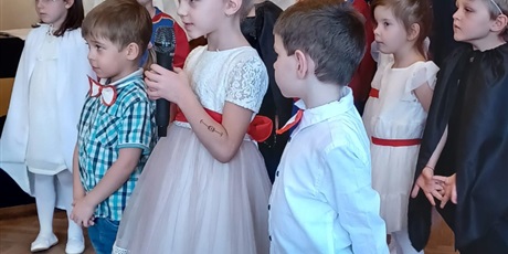 Powiększ grafikę: wystep-dzieci-z-grupy-elfow-dla-rodzicow-z-okazji-swieta-11-listopada-653089.jpg