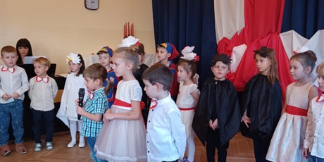 Powiększ grafikę: wystep-dzieci-z-grupy-elfow-dla-rodzicow-z-okazji-swieta-11-listopada-653090.jpg