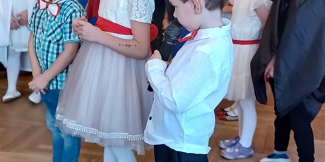 Powiększ grafikę: wystep-dzieci-z-grupy-elfow-dla-rodzicow-z-okazji-swieta-11-listopada-653091.jpg