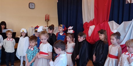 Powiększ grafikę: wystep-dzieci-z-grupy-elfow-dla-rodzicow-z-okazji-swieta-11-listopada-653092.jpg