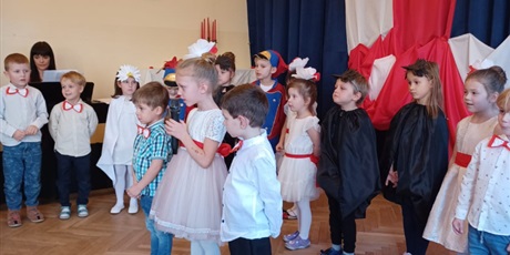 Powiększ grafikę: wystep-dzieci-z-grupy-elfow-dla-rodzicow-z-okazji-swieta-11-listopada-653093.jpg