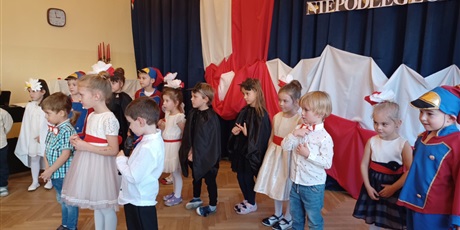 Powiększ grafikę: wystep-dzieci-z-grupy-elfow-dla-rodzicow-z-okazji-swieta-11-listopada-653094.jpg