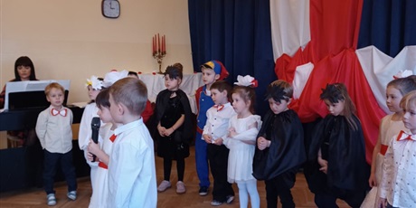 Powiększ grafikę: wystep-dzieci-z-grupy-elfow-dla-rodzicow-z-okazji-swieta-11-listopada-653095.jpg