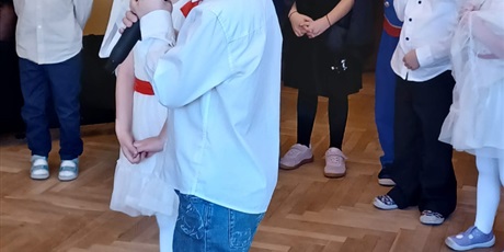 Powiększ grafikę: wystep-dzieci-z-grupy-elfow-dla-rodzicow-z-okazji-swieta-11-listopada-653096.jpg