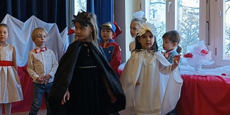 Powiększ grafikę: wystep-dzieci-z-grupy-elfow-dla-rodzicow-z-okazji-swieta-11-listopada-653097.jpg