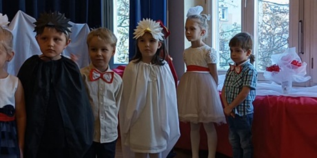 Powiększ grafikę: wystep-dzieci-z-grupy-elfow-dla-rodzicow-z-okazji-swieta-11-listopada-653098.jpg