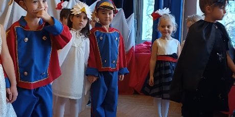 Powiększ grafikę: wystep-dzieci-z-grupy-elfow-dla-rodzicow-z-okazji-swieta-11-listopada-653099.jpg