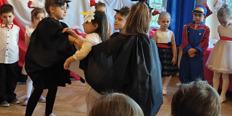 Powiększ grafikę: wystep-dzieci-z-grupy-elfow-dla-rodzicow-z-okazji-swieta-11-listopada-653100.jpg