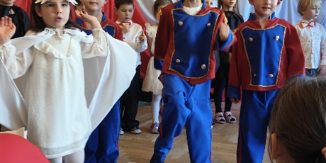 Powiększ grafikę: wystep-dzieci-z-grupy-elfow-dla-rodzicow-z-okazji-swieta-11-listopada-653101.jpg