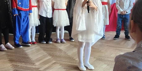 Powiększ grafikę: wystep-dzieci-z-grupy-elfow-dla-rodzicow-z-okazji-swieta-11-listopada-653102.jpg