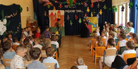 Powiększ grafikę: Na zdjęciu grupa dzieci w wieku przedszkolnym podczas występu Śpiąca Królewna