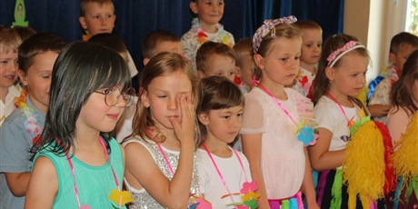 Powiększ grafikę: Na zdjęciu grupa dzieci w wieku przedszkolnym podczas uroczystości zakończenia roku przedszkolnego .