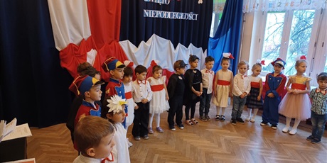 Powiększ grafikę: wystep-dzieci-z-przedszkola-nr-67-dla-przedszkola-nr-44-z-okazji-swieta-niepodleglosci-655214.jpg