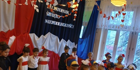 Powiększ grafikę: wystep-dzieci-z-przedszkola-nr-67-dla-przedszkola-nr-44-z-okazji-swieta-niepodleglosci-655215.jpg