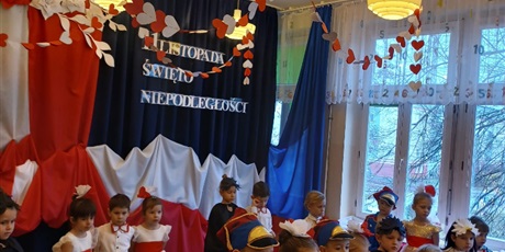 Powiększ grafikę: wystep-dzieci-z-przedszkola-nr-67-dla-przedszkola-nr-44-z-okazji-swieta-niepodleglosci-655216.jpg