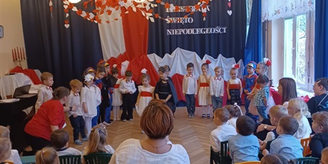 Powiększ grafikę: wystep-dzieci-z-przedszkola-nr-67-dla-przedszkola-nr-44-z-okazji-swieta-niepodleglosci-655217.jpg