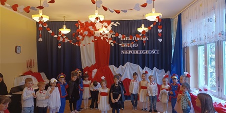 Powiększ grafikę: wystep-dzieci-z-przedszkola-nr-67-dla-przedszkola-nr-44-z-okazji-swieta-niepodleglosci-655218.jpg