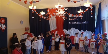 Powiększ grafikę: wystep-dzieci-z-przedszkola-nr-67-dla-przedszkola-nr-44-z-okazji-swieta-niepodleglosci-655219.jpg
