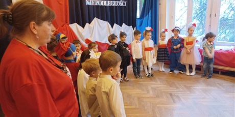 Powiększ grafikę: wystep-dzieci-z-przedszkola-nr-67-dla-przedszkola-nr-44-z-okazji-swieta-niepodleglosci-655220.jpg