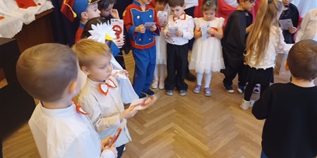 Powiększ grafikę: wystep-dzieci-z-przedszkola-nr-67-dla-przedszkola-nr-44-z-okazji-swieta-niepodleglosci-655221.jpg