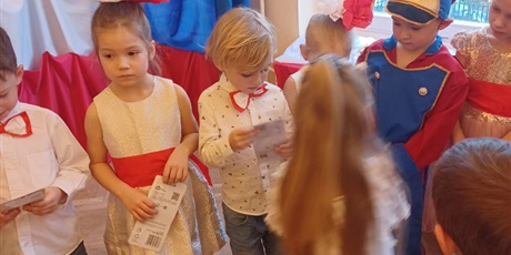 Powiększ grafikę: wystep-dzieci-z-przedszkola-nr-67-dla-przedszkola-nr-44-z-okazji-swieta-niepodleglosci-655223.jpg