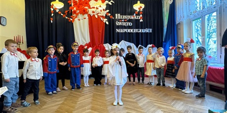 Występ dzieci z grupy Elfów dla kolegów i koleżanek z Przedszkola nr44 z okazji Święta Niepodległości