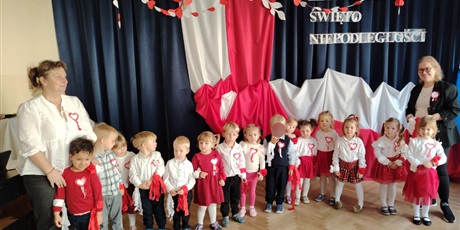 Powiększ grafikę: wystep-dzieci-z-przedszkola-wesole-skrzaty-z-okazji-dnia-niepodleglosci-653658.jpg