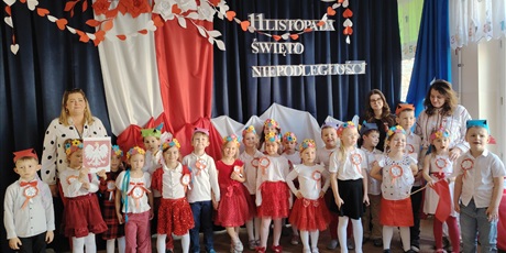 Powiększ grafikę: wystep-dzieci-z-przedszkola-wesole-skrzaty-z-okazji-dnia-niepodleglosci-653661.jpg