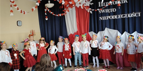 Powiększ grafikę: wystep-dzieci-z-przedszkola-wesole-skrzaty-z-okazji-dnia-niepodleglosci-653662.jpg