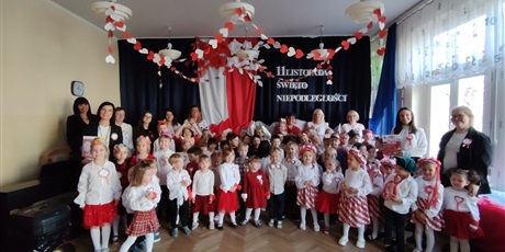 Powiększ grafikę: wystep-dzieci-z-przedszkola-wesole-skrzaty-z-okazji-dnia-niepodleglosci-653663.jpg