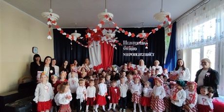 Powiększ grafikę: wystep-dzieci-z-przedszkola-wesole-skrzaty-z-okazji-dnia-niepodleglosci-653665.jpg